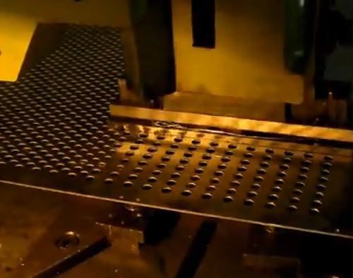 篩網自(zi)動送料(liào)機的選(xuan)購技巧(qiao) 　　