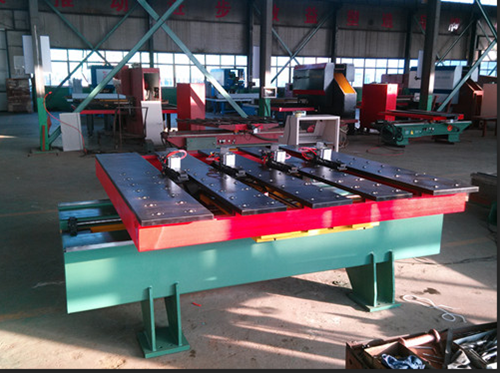 　我公司最(zui)新研發的，新一代(dai)刹車盤數控沖床(chuáng)自動落料機，比傳(chuan)統的數控送料機(jī)性能更穩定，夾鉗(qian)可以自動伸縮避(bi)讓，實現整張闆一(yī)次性加工完成，平(píng)台具有升降功能(néng)，解決客戶模具高(gāo)矮不一的難題，深(shēn)受刹車盤鋼背沖(chòng)壓行業用戶的喜(xǐ)愛。下面咱們一起(qi)來看看刹車盤數(shù)控沖床自動落料(liào)機有什麽優點。