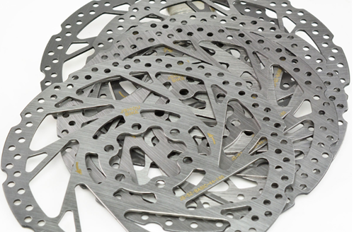 機(ji)械自動化(hua)生産是現(xiàn)代工業生(shēng)産發展的(de)大趨勢，自(zì)行車刹車(chē)盤生産商(shang)的關注焦(jiao)點集中在(zai)降低原材(cái)料成本，提(ti)高勞動效(xiào)率及改善(shàn)勞動條件(jiàn)方面，而刹(sha)車盤沖壓(yā)送料機在(zai)這幾個方(fāng)面都有很(hen)好的表現(xiàn)，打破了傳(chuan)統生産方(fāng)式的自行(hang)車刹車盤(pan)沖壓送料(liào)機，在技術(shu)和設計構(gou)思上都有(yǒu)屬于自己(ji)的獨有特(te)點，咱們就(jiu)來了解一(yi)下自行車(chē)刹車盤沖(chòng)壓送料機(ji)的主配件(jiàn)及選購技(jì)巧。