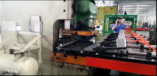 鋼背沖壓送(song)料機多少錢(qian)一台?價格的(de)影響因素有(you)哪些？