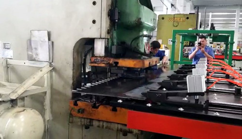 沖床數控送(sòng)料機是目前較(jiào)爲先進的專用(yòng)送料設備，通常(chang)與廠家沖床配(pèi)合使用，組成數(shù)控沖床流水線(xiàn)，其功能可以和(he)數控轉塔沖床(chuang)相媲美，但因其(qí)低廉的價格，适(shì)應領域廣泛，備(bei)受客戶青睐，下(xià)面咱們一起來(lai)看看沖床數控(kong)送料機哪裏的(de)質量好?及其價(jia)格。