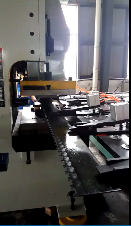 夾鉗避(bi)讓沖壓送料機有(yǒu)什麽優點?它的功(gong)能是什麽?