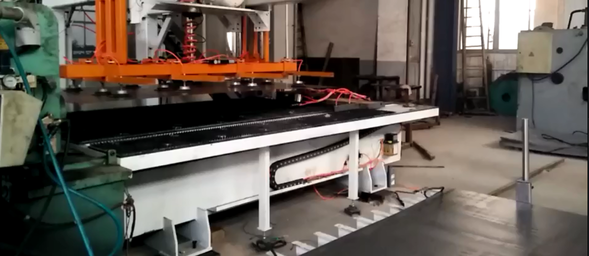 數控剪闆送(sòng)料機流水線(xian)