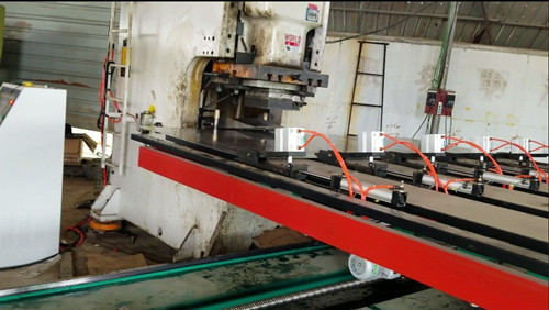 鋼背刹車盤(pan)沖壓送料機的性(xìng)能簡介