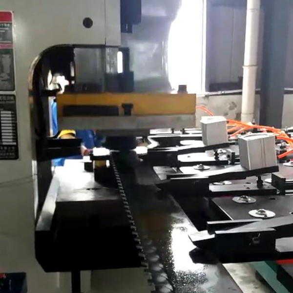 夾鉗避(bi)讓數控送(song)料機