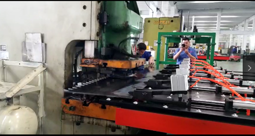 　沖壓送料行業(yè)因數控送料機(jī)的研發投入使(shi)用，發生了翻天(tian)覆地的變化，傳(chuán)統的生産方式(shì)逐漸被自動化(huà)設備所替代，産(chan)業自動化正在(zai)慢慢成爲現代(dai)設備的主流，沖(chong)壓送料機主要(yào)應用在钣金沖(chòng)壓，及各種五金(jin)件沖壓行業中(zhong)，下面咱們一起(qi)來看看這款五(wu)金沖壓送料機(ji)的優點有哪些(xiē)?響應的價格又(yòu)是多少錢呢?