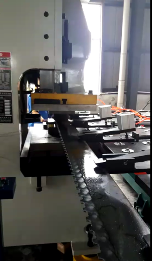 鋼背送(sòng)料機是(shì)送料機(ji)性能發(fa)揮較爲(wèi)完美的(de)案例之(zhi)一，在這(zhè)個行業(ye)的生産(chan)加工中(zhōng)，鋼背送(sòng)料機颠(diān)覆了傳(chuán)統的生(shēng)産方式(shi)，在提高(gao)生産效(xiào)率及節(jiē)省原材(cái)料方面(miàn)都有很(hen)好的表(biao)現，越來(lái)越多的(de)鋼背加(jiā)工企業(ye)已經鎖(suǒ)定某個(gè)廠家有(you)意向購(gòu)買這款(kuan)設備，關(guān)于采購(gou)方面，咱(zan)們一起(qǐ)來了解(jie)一下鋼(gang)背送料(liào)機的價(jia)格