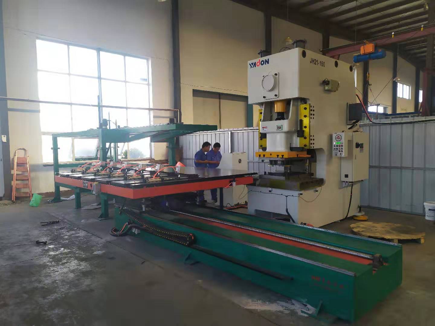 随(suí)着國内汽車钣金(jin)、篩網、鋁單闆、汽車(chē)配件等五金制造(zào)行業進入增長高(gāo)潮，工人工資不斷(duàn)上漲，勞動力缺乏(fa)，自動化代替人工(gong)勞動力趨勢不斷(duàn)上升，國内沖床送(sòng)料機市場發展迅(xùn)速。實現沖床送料(liao)機産品從低端到(dao)高端、從初級産品(pin)加工到高精尖産(chan)品制造的轉變，實(shí)現從中國制造到(dao)中國創造、從制造(zao)大國到制造強國(guo)的轉變。