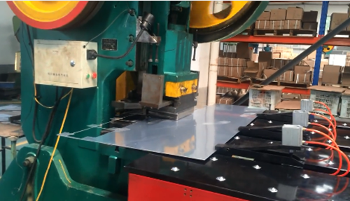 關(guān)于數控送料(liao)機的價格，想(xiǎng)必是廣大用(yong)戶都比較關(guān)心的問題，畢(bì)竟是一款相(xiàng)對新興的設(shè)備，都想了解(jie)它的價格和(hé)預期收益，至(zhì)于具體價格(gé)，各個廠家及(ji)地區報價都(dou)不一樣，需要(yào)用戶仔細甄(zhēn)别，詢價前需(xū)要用戶對自(zì)身的實際情(qing)況如實相告(gào)，數控送料機(jī)生産廠家才(cái)能做出最精(jing)确的報價和(he)技術方案供(gong)用戶選擇，下(xià)面咱們一起(qi)來看看數控(kòng)送料機的價(jià)格及用戶的(de)購買須知。