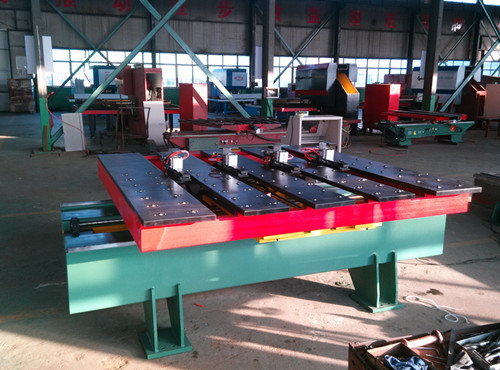 　自(zì)動化送(sòng)料機的(de)主要功(gong)能就是(shi)與廠家(jia)的普通(tōng)沖床配(pei)合形成(chéng)數控沖(chong)床，相比(bǐ)一台數(shù)控轉塔(ta)沖床來(lái)說，雖然(rán)隻是一(yi)種簡易(yì)的改進(jin)，但卻爲(wei)企業的(de)生産方(fāng)式帶來(lai)了突破(po)性的改(gǎi)變，自動(dòng)化送料(liao)機在提(tí)高生産(chan)效率的(de)同時也(ye)在爲工(gong)廠節省(sheng)原材料(liao)成本和(hé)人工成(cheng)本，簡單(dan)說就是(shi)方方面(miàn)面的在(zai)省錢！下(xià)面咱們(men)來具體(tǐ)分析一(yi)下自動(dòng)化送料(liao)機是怎(zen)樣爲企(qi)業省錢(qian)的。