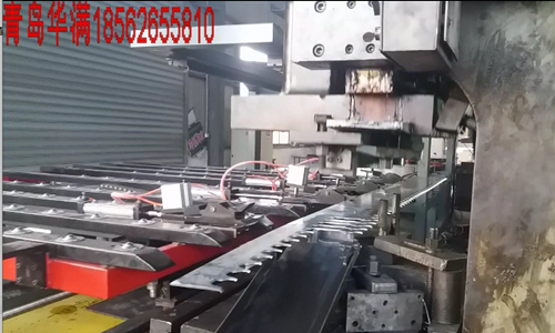 　沖壓自動(dòng)化送料裝置(zhì)從字面意思(si)就很容易理(li)解了，通俗講(jiang)就是配合沖(chong)床完成沖壓(yā)工序的一款(kuǎn)自動化設備(bèi)，這款設備按(àn)照設定好的(de)程序自動工(gōng)作，自動完成(chéng)沖壓，解放勞(lao)動力，提高勞(lao)動生産效率(lü)，通過科學排(pái)版方式可以(yi)大大提高闆(pǎn)料利用率，節(jie)省原材料，下(xià)面咱們以刹(sha)車片鋼背生(sheng)産爲例，爲大(dà)家簡單介紹(shào)一下，沖壓自(zì)動化送料裝(zhuang)置是幹什麽(me)用的？