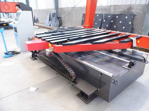 數控送料架(jià)具有智能化人性(xing)化的優良性能，深(shēn)受衆多廠家青睐(lai)，大大提高企業生(shēng)産效率，節約原材(cai)料的同時，更減輕(qing)了工人的工作壓(ya)力，降低了勞動強(qiáng)度。那麽，我們在使(shǐ)用數控送料架的(de)時候，有沒有什麽(me)需要特别注意的(de)呢？下面咱們一起(qǐ)來看一下。