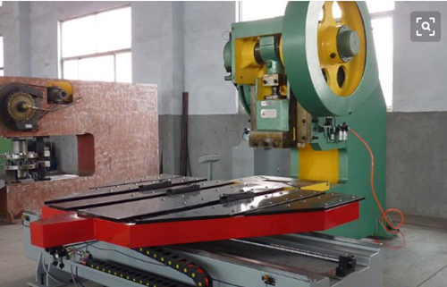 　數控送料(liào)機在目前(qian)的钣金沖(chong)壓送料行(háng)業中占據(ju)主導地位(wei)，它興起的(de)時間不長(zhǎng)，卻能迅速(sù)的抓住用(yòng)戶的購買(mai)意向，一是(shi)因其價格(gé)低廉功能(néng)強大，二是(shi)越來越多(duo)的人意識(shi)到現代社(shè)會的工業(ye)化趨勢越(yuè)來越強，順(shùn)勢發展才(cái)能強大長(zhǎng)久，對于購(gòu)買數控送(sòng)料機這方(fāng)面，還是提(ti)醒大家謹(jǐn)慎，下面咱(zan)們一起來(lái)了解一下(xia)購買前需(xū)要注意什(shí)麽。