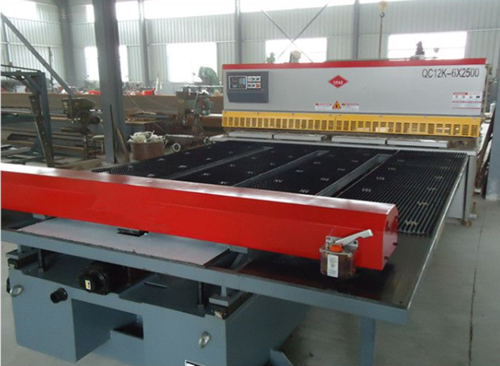 剪闆(pan)機前送料機(ji)是怎樣爲工(gōng)廠省錢的