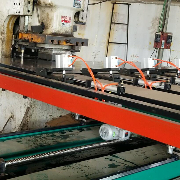 江蘇(sū)刹車片沖床送(sòng)料機