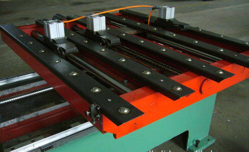 鋼背數(shù)控送料機自推(tui)出以來，因其本(ben)身的優良性能(néng)及相對經濟實(shí)惠的價格，廣受(shòu)用戶好評，且應(ying)用領域越來越(yue)大，像鋼闆鐵闆(pan)的沖片下料、沖(chong)孔&nbsp;、汽車配件沖(chòng)件、沖字、五金、配(pèi)電櫃、太陽能内(nei)膽及水箱沖壓(ya)等沖壓行業，具(ju)體的咱們詳細(xì)的介紹一下。