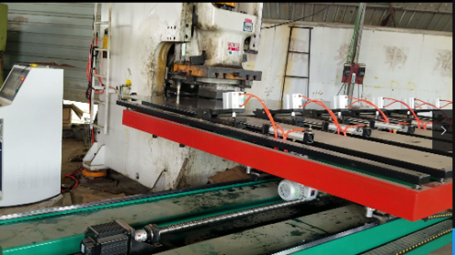 購買鋼背刹車(chē)盤自動送料機需(xu)要注意的問題