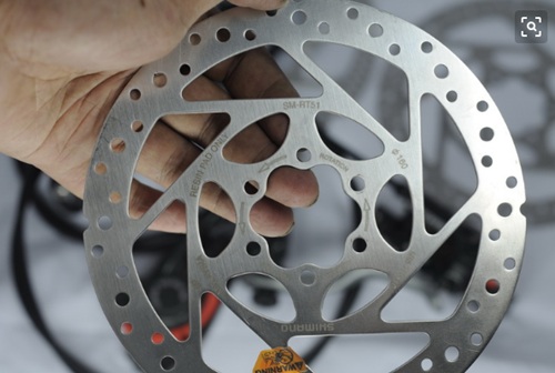 山地自(zi)行車刹車(chē)盤沖壓行(háng)業因沖壓(ya)送料機的(de)應用，逐漸(jiàn)邁入工業(ye)自動化數(shu)字化行列(lie)，因沖壓送(sòng)料機的強(qiáng)大功能，打(da)破了山地(di)自行車刹(sha)車盤沖壓(ya)行業的傳(chuán)統方式，帶(dài)動了行業(yè)的快速穩(wen)定發展，關(guān)于這款山(shan)地自行車(che)刹車盤沖(chòng)壓送料機(ji)，咱們一起(qi)來看看選(xuan)購注意事(shì)項有哪些(xiē)。