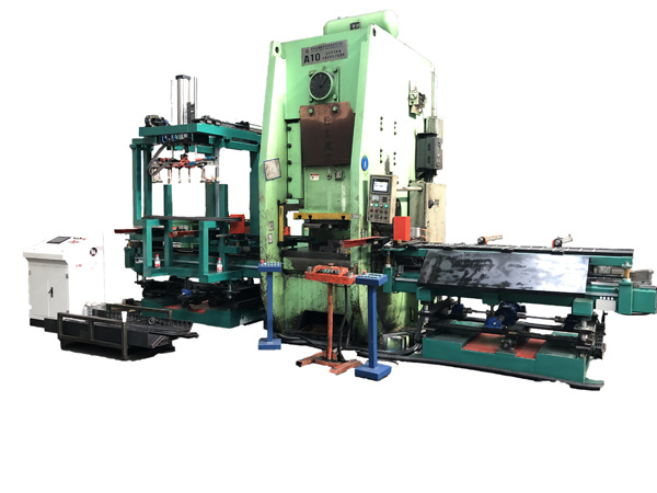 條料對接數(shu)控送料機廣泛的(de)應用于汽車落料(liao)、制蓋、汽車制造行(háng)業、公共設施、體育(yu)器材、儀表、電控櫃(gui)闆、電機、電器、制鎖(suo)、五金、太陽能熱水(shuǐ)器、電池鐵闆、建築(zhù)裝飾闆、汽車自行(háng)車配件、醫療器械(xiè)、金屬家具、造紙機(ji)械、消聲闆、LED燈具、廚(chu)房設備等冷沖壓(ya)加工行業。