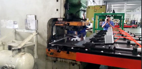 在當(dāng)今的钣(bǎn)金沖壓(ya)送料工(gōng)序中，自(zì)動沖壓(ya)送料機(jī)始終占(zhàn)據主導(dao)地位，節(jiē)省成本(běn)的同時(shi)大大提(tí)高了行(háng)業的勞(láo)動效率(lǜ)，關于這(zhe)款自動(dòng)沖壓送(sòng)料機的(de)夾鉗避(bi)讓功能(neng)，咱們着(zhe)重的介(jie)紹一下(xia)，廣大的(de)用戶也(ye)多了解(jie)，多對比(bi)!