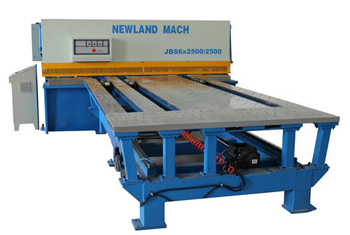 數控剪(jian)闆送料機是數(shu)控沖床的重要(yào)組成部分，它的(de)主要作用是托(tuo)運闆材和自動(dòng)送料，是依靠數(shu)據編程控制運(yun)行精度的，操作(zuò)簡單易學，有效(xiao)提高生産效率(lü)。