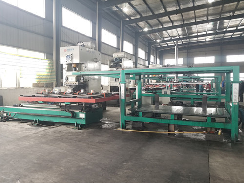 　刹(shā)車片落料機(ji)，就是咱們常(chang)說的刹車片(piàn)數控送料機(ji)，刹車片數控(kòng)送料架，鋼背(bei)數控送料器(qi)等，它的主要(yao)功能就是配(pèi)合沖床完成(chéng)沖壓工作，說(shuo)起來看似簡(jiǎn)單，實際上，它(tā)就像機器人(rén)一樣按照人(ren)類設定的指(zhi)令完成既定(dìng)任務，工作起(qǐ)來也比較複(fú)雜，咱們一起(qi)來看一下刹(sha)車片落料機(ji)到底是怎麽(me)工作的呢？