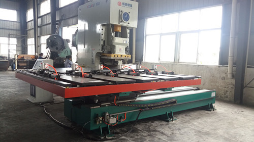 在目前(qian)的闆材沖(chòng)壓傳送料(liào)工序中，鋼(gang)背自動下(xia)料機一直(zhí)占據主導(dǎo)地位，因其(qi)具備的強(qiang)大功能，越(yuè)來越多的(de)行業選擇(zé)了這款設(she)備，關于這(zhe)款設備的(de)安全操作(zuo)的問題，咱(zan)們一起來(lai)仔細的看(kan)一看，畢竟(jìng)安全生産(chan)的問題是(shi)每個企業(ye)關注的重(zhòng)點。