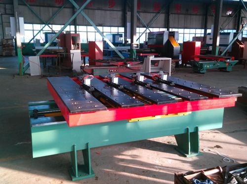 數(shu)控送料架的(de)應用，确實給(gěi)钣金生産加(jiā)工領域帶來(lai)了極大的便(biàn)利，提高了整(zhěng)個行業的生(sheng)産效率，推動(dong)了機械自動(dong)化的進程，在(zai)提高原材料(liào)利用率的問(wèn)題上也是做(zuò)到了前所未(wèi)有的突破，下(xià)面咱們就數(shù)控送料架的(de)選購注意事(shi)項做一下簡(jiǎn)單的分析