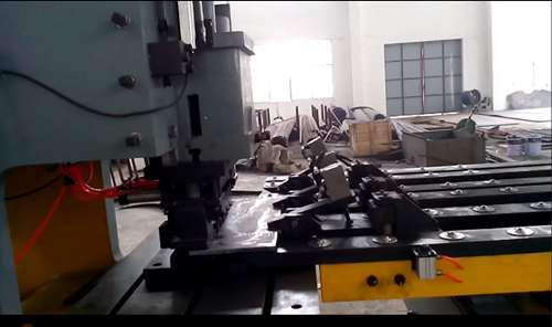 沖床(chuang)自動送料機是幹(gàn)什麽用的?多少錢(qian)一台