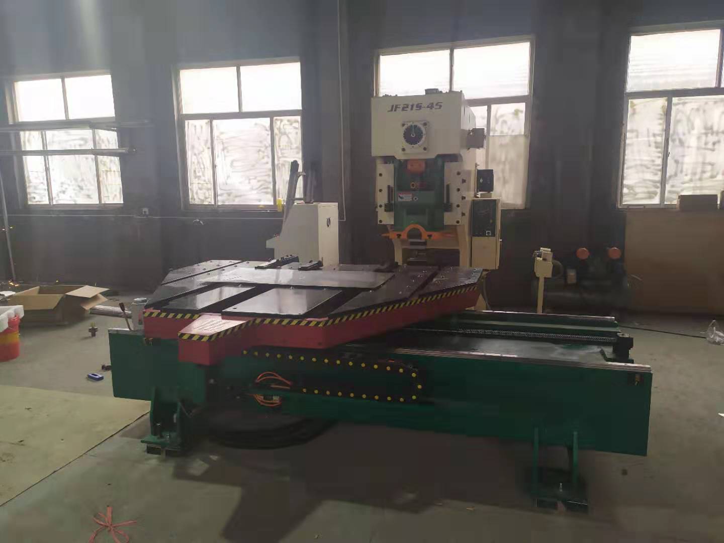 現(xian)在國内(nei)沖壓行(háng)業已經(jīng)發生了(le)翻天覆(fù)地的變(bian)化，21世紀(ji)已經進(jin)入自動(dòng)化時代(dai)，要是企(qi)業還是(shi)按照傳(chuan)統沖壓(yā)工藝生(sheng)産，将無(wu)法生存(cún)，現在競(jing)争非常(cháng)激烈，客(kè)戶對産(chan)品精度(du)要求越(yue)來越高(gao)，效率要(yao)求越來(lai)越快，還(hai)按照80年(nián)代，90年代(dai)那種靠(kào)人力生(sheng)産，面臨(lín)被淘汰(tai)的危險(xiǎn);那麽我(wǒ)們如何(he)根據自(zì)己的沖(chong)床選擇(zé)合适數(shu)控送料(liào)機呢?送(sòng)料機的(de)主要結(jié)構是什(shí)麽?是怎(zěn)麽工作(zuò)的呢?那(nà)麽小編(biān)結合11年(nián)自動化(huà)工作經(jīng)驗爲您(nin)介紹一(yi)下~