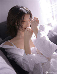 《女人和公牛做了好大好爽-公交车多人运动小敏》